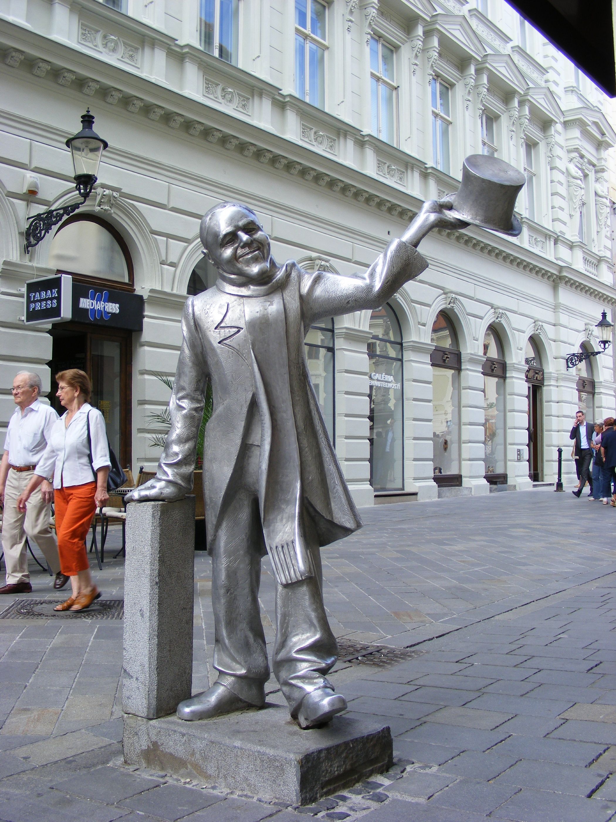 Schöner Náci Statue